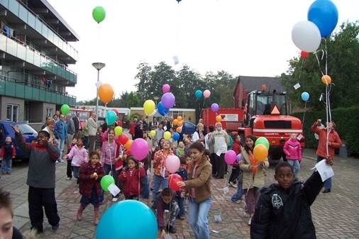 Aannemersbedrijf Lindeloof B.V. organiseert een vrolijke opening. Kinderen zijn blij en vieren dit met ballonnen.